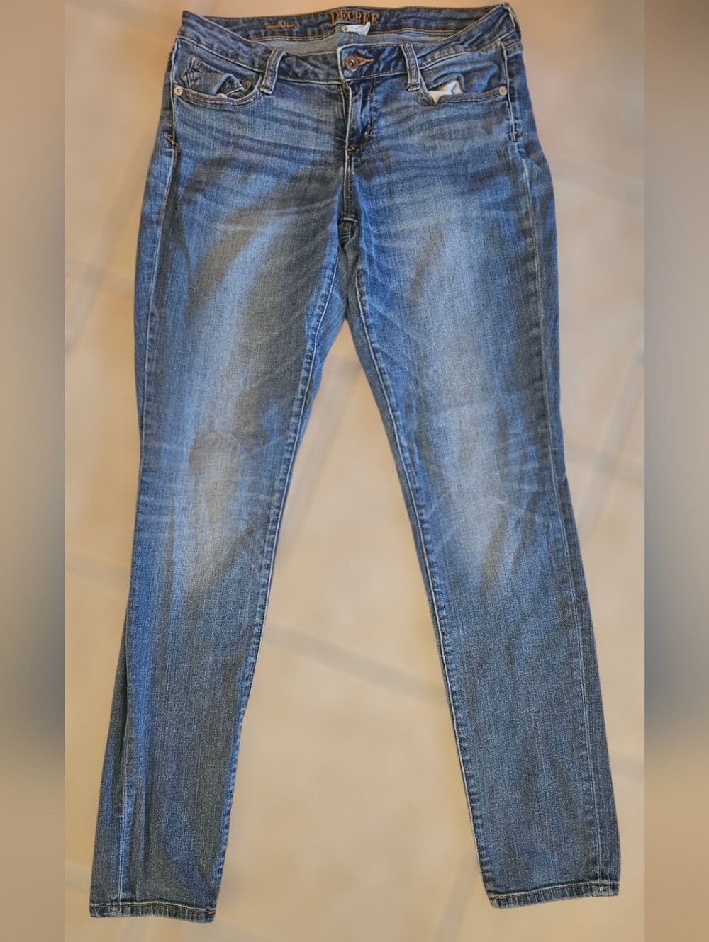 Women's Skinny Jeans in Medium Blue Wash